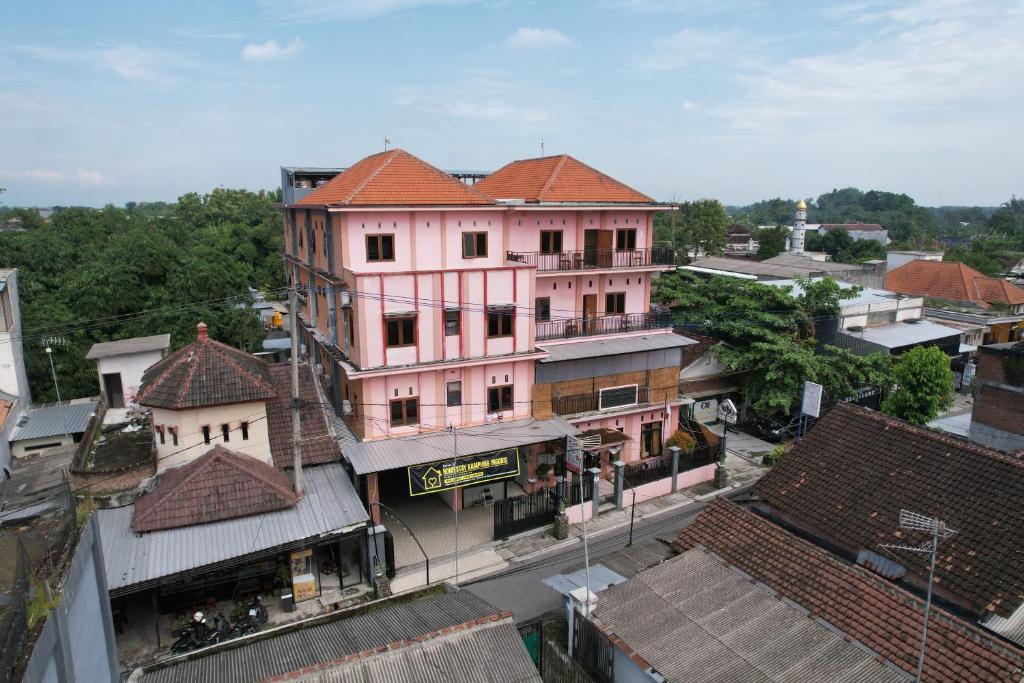 PareHomestay Kampung Inggris SYARIAH的城市的顶部景观,建筑