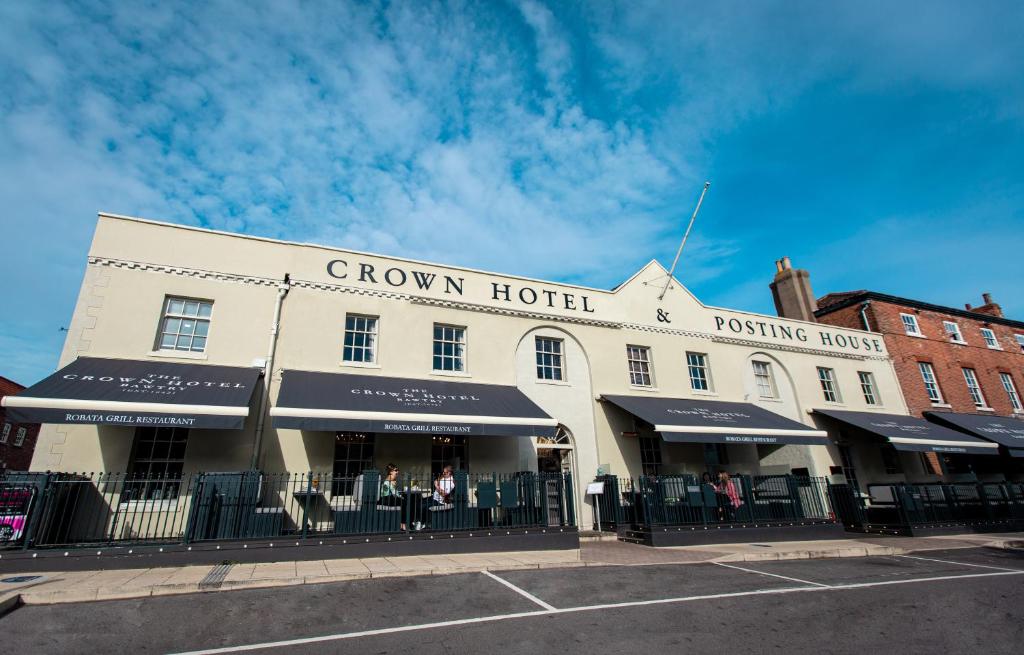 鲍特里The Crown Hotel Bawtry-Doncaster的街道上棕色酒店正面的景色