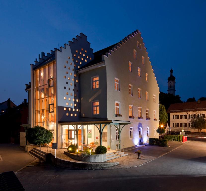 施塔费尔湖畔穆尔瑙安格布拉酒店的城市中一座大建筑