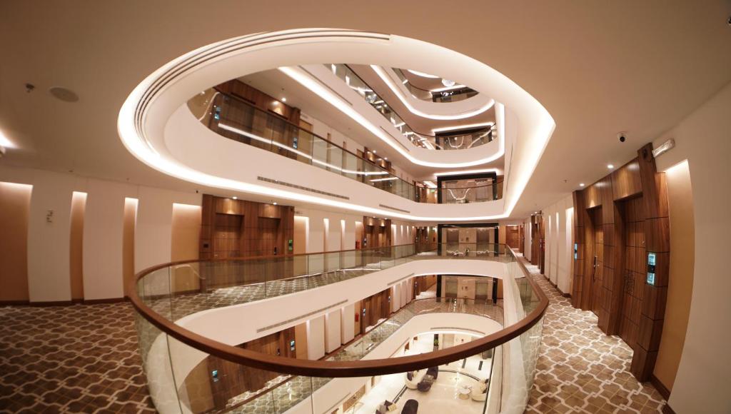 利雅德Hayat Al Riyadh Washam Hotel的螺旋楼梯建筑的形象