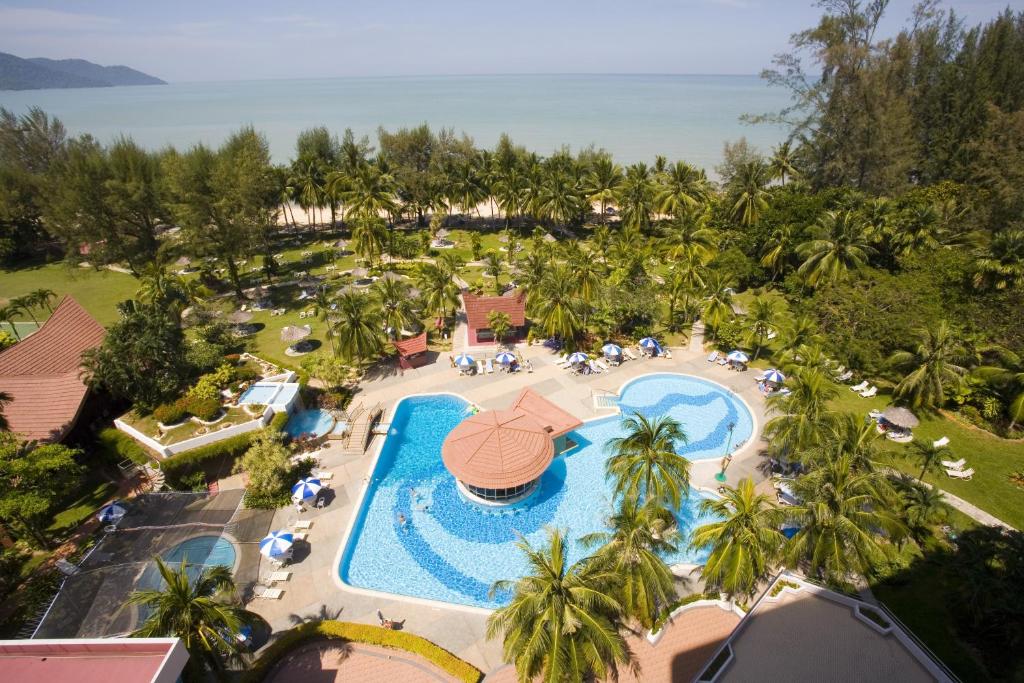 峇都丁宜海湾度假酒店的享有带游泳池的度假村的空中景致
