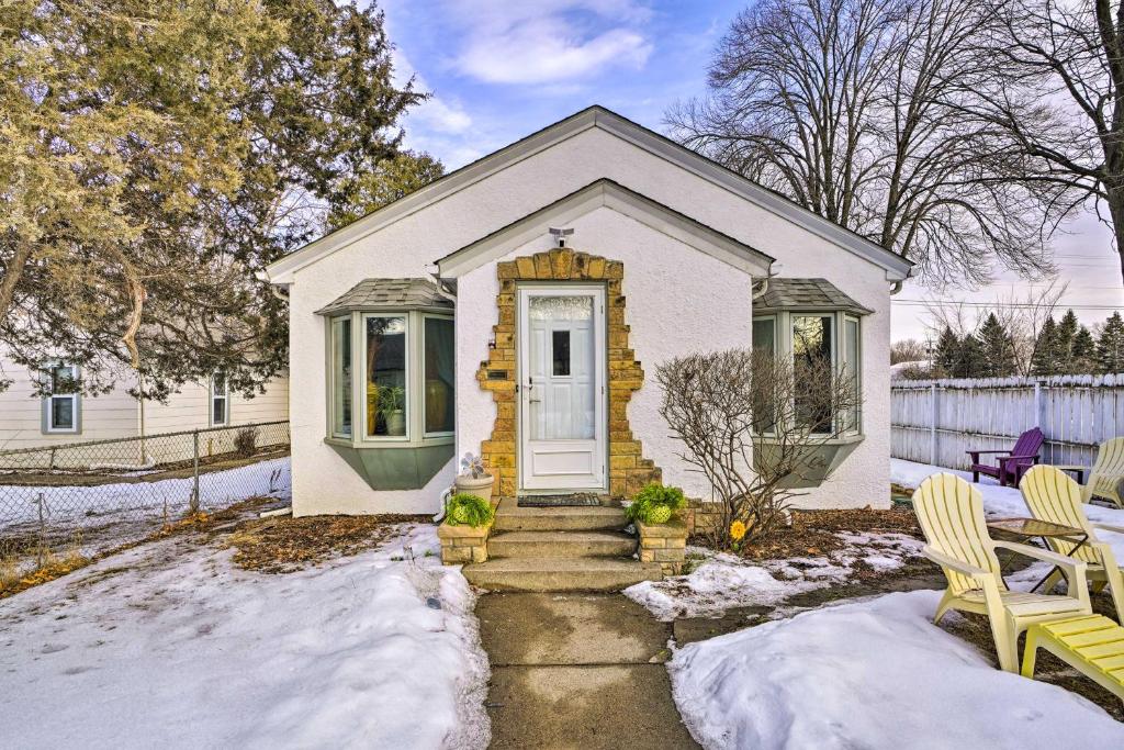 冬天的Charming Minneapolis Cottage Near Airport!