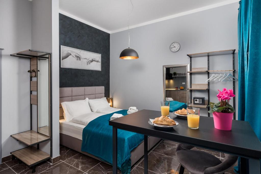 里耶卡Apartments Piccola Venezia的一间卧室配有一张床和一张桌子,上面有食物