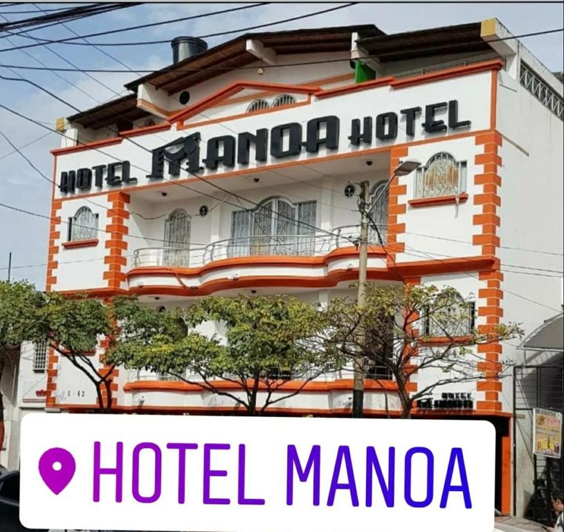 库库塔Hotel Manoa的孟买酒店,前面有标志