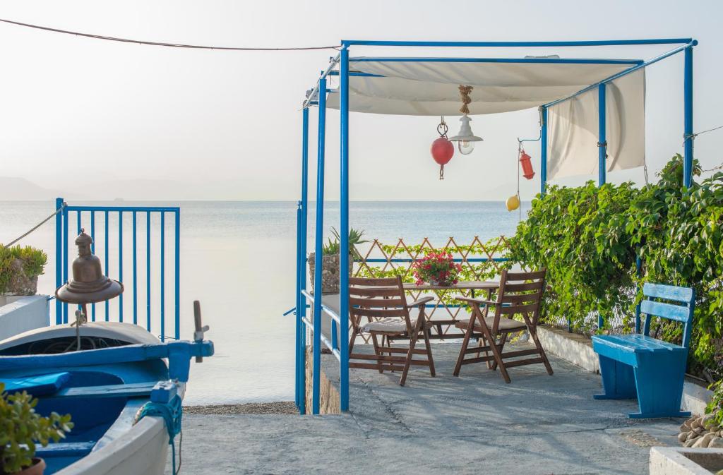 帕拉马Agistri By The Sea的一个带桌椅的庭院和大海