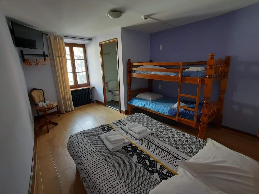 Ferrières-Saint-Mary德斯吾雅格思酒店的一间卧室配有两张双层床。