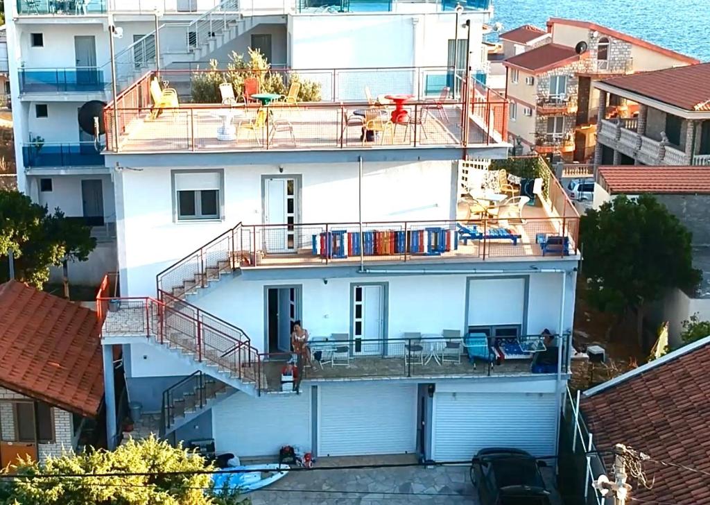 尤塔哈Apartments Apartmani Bojana的带阳台和水面的白色公寓大楼