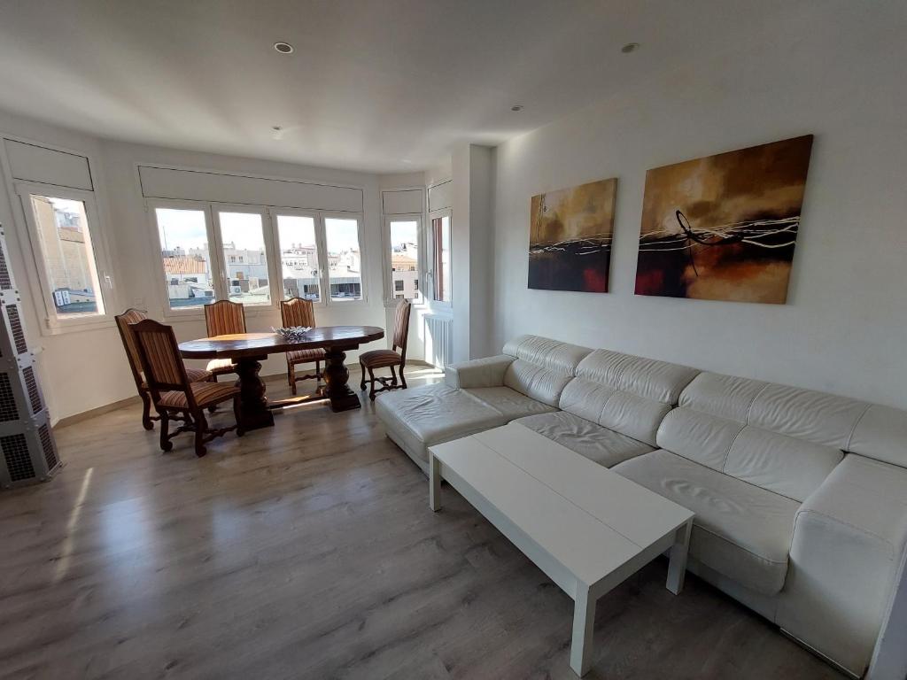 赫罗纳Àtic al centre de Girona的客厅配有白色的沙发和桌子