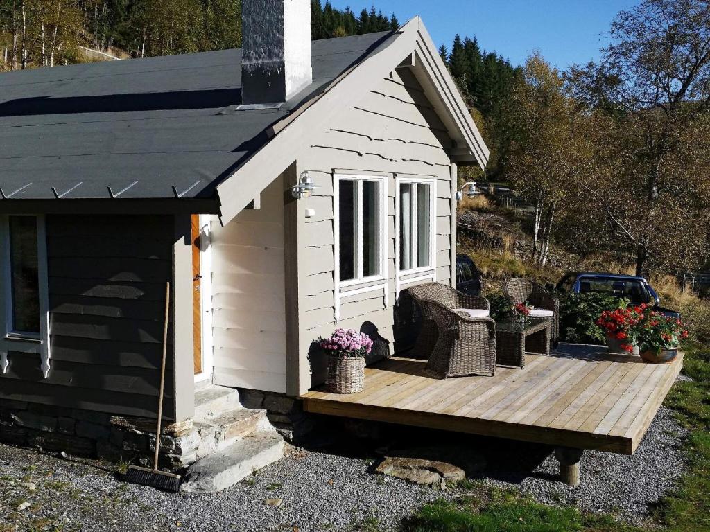 Ørstavik7 person holiday home in RSTA BRUNGOT的白色的小房子,设有门廊和甲板