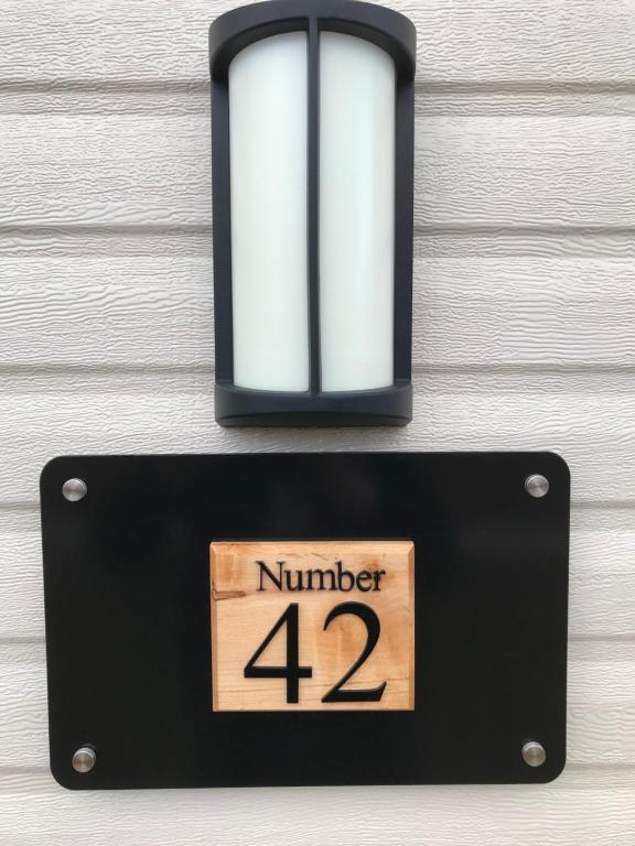 杰德堡Number 42 @ Lilliardsedge的墙上的时钟,数字