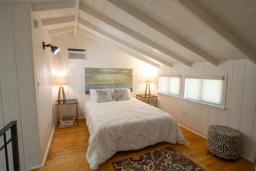 洛杉矶Peaceful Getaway in Studio City的一间白色卧室,配有一张床和两盏灯