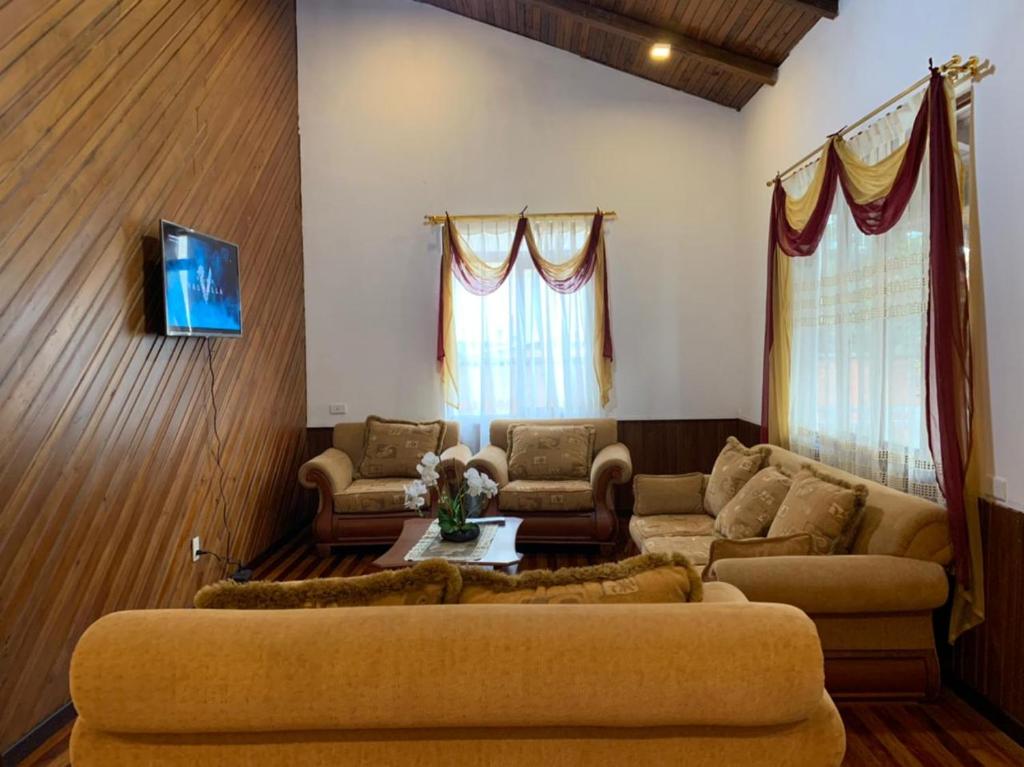 MacasMY HOUSE IN MACAS的客厅配有沙发和桌子