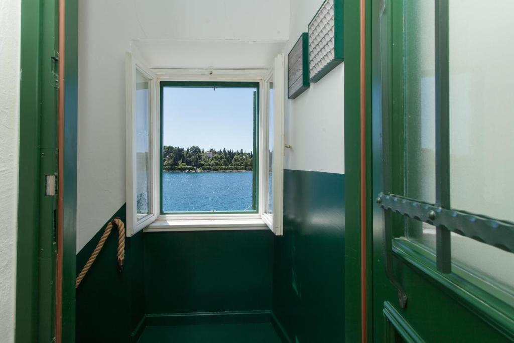 罗维尼卡萨苏尔玛尔旅馆的浴室设有窗户,享有水景。