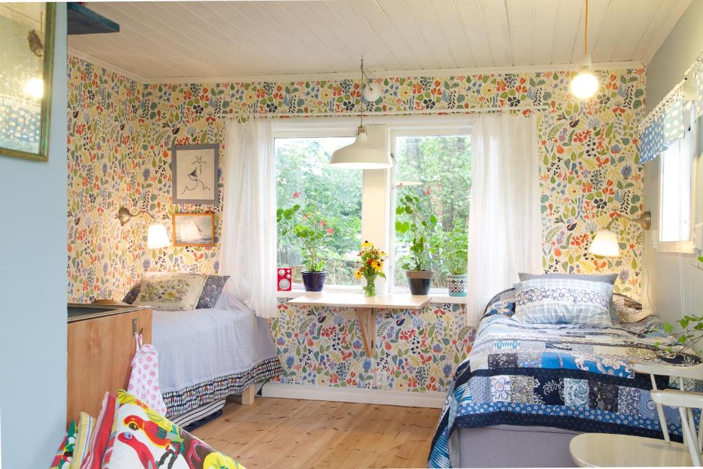 汉堡松德Hamburgö的一间卧室设有一张床和一个窗口