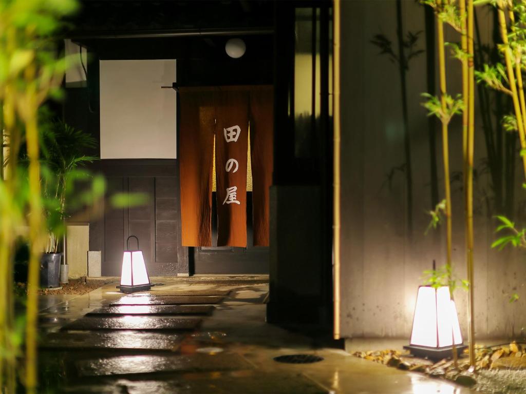京都Ryokan Tanoya的建筑物前走道上的两盏灯