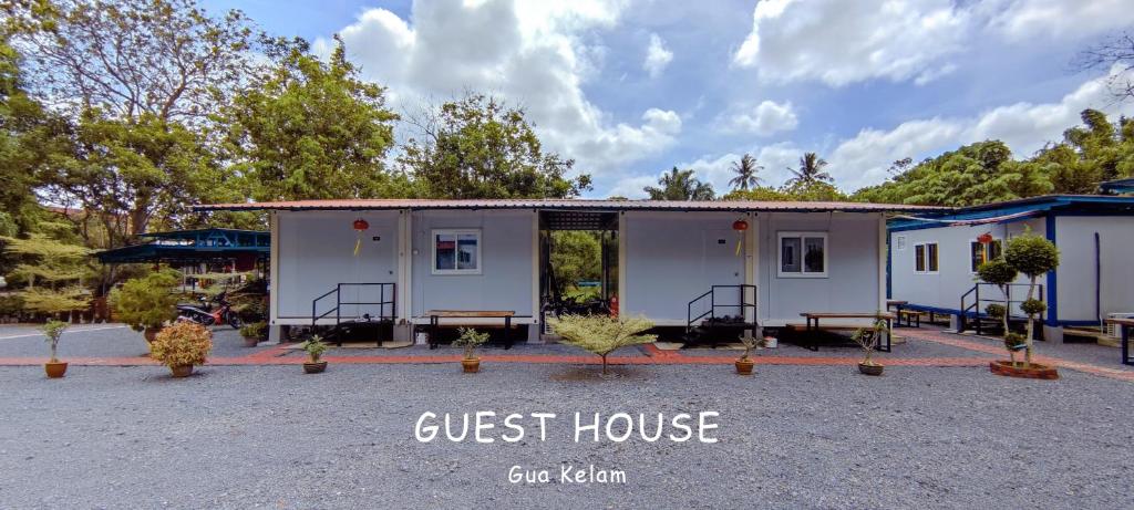 Kaki BukitGuest House Gua Kelam的前面写着一家旅馆