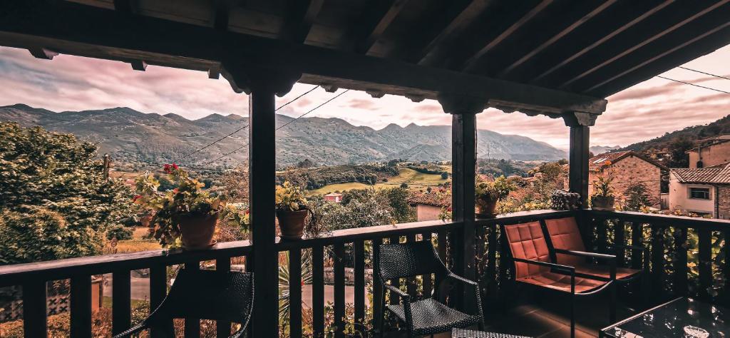 特里斯格兰达斯瓦莱斯卡鲁乡村酒店的山景阳台,配有椅子。