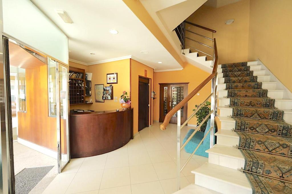 格罗韦帕拉伊索玛丽索酒店的房屋内带楼梯的走廊