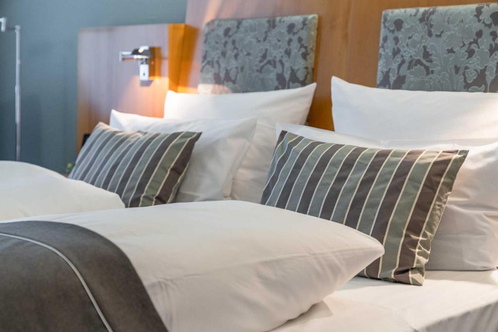 代特莫尔德Residenz Hotel Detmold的床上的一组白色枕头