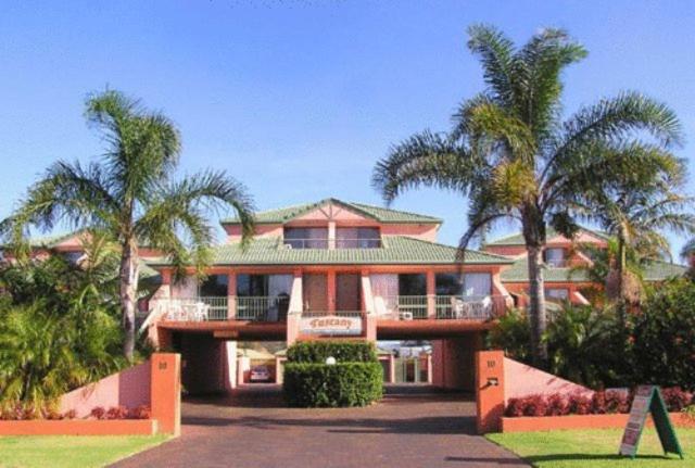 梅林布拉梅林布拉度假酒店的一座棕榈树大房子前面
