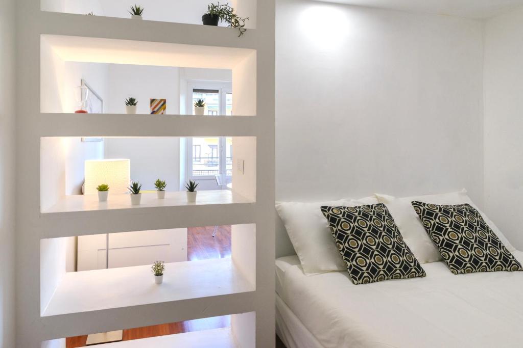 米兰Milanoverse Apartment的白色的客房配有床和镜子