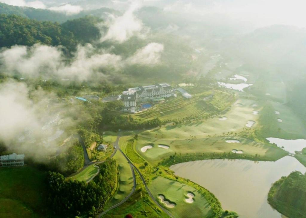 大叻瑞士伯莱索特宣林度假村的云中高尔夫球场的空中景观