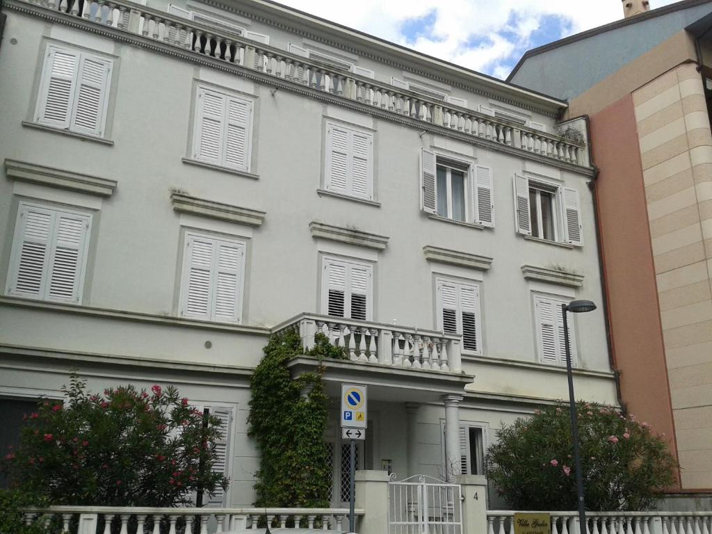 格拉多Villa Giulia的白色的大建筑,设有白色百叶窗