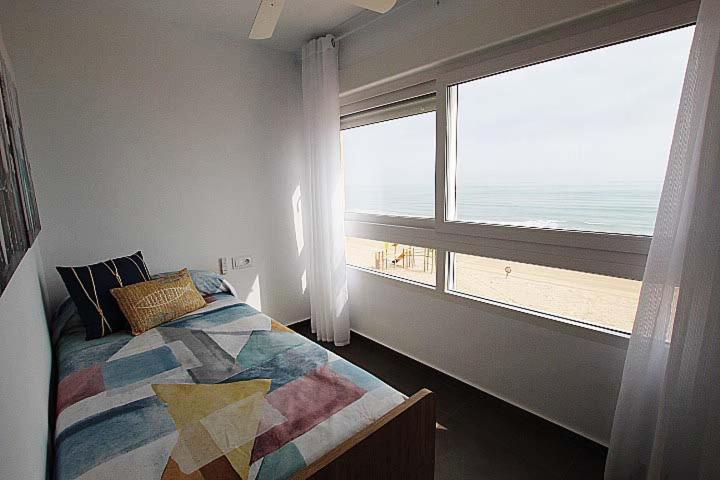 Apartamento Primera Línea Playa Centro de Guardamar客房内的一张或多张床位