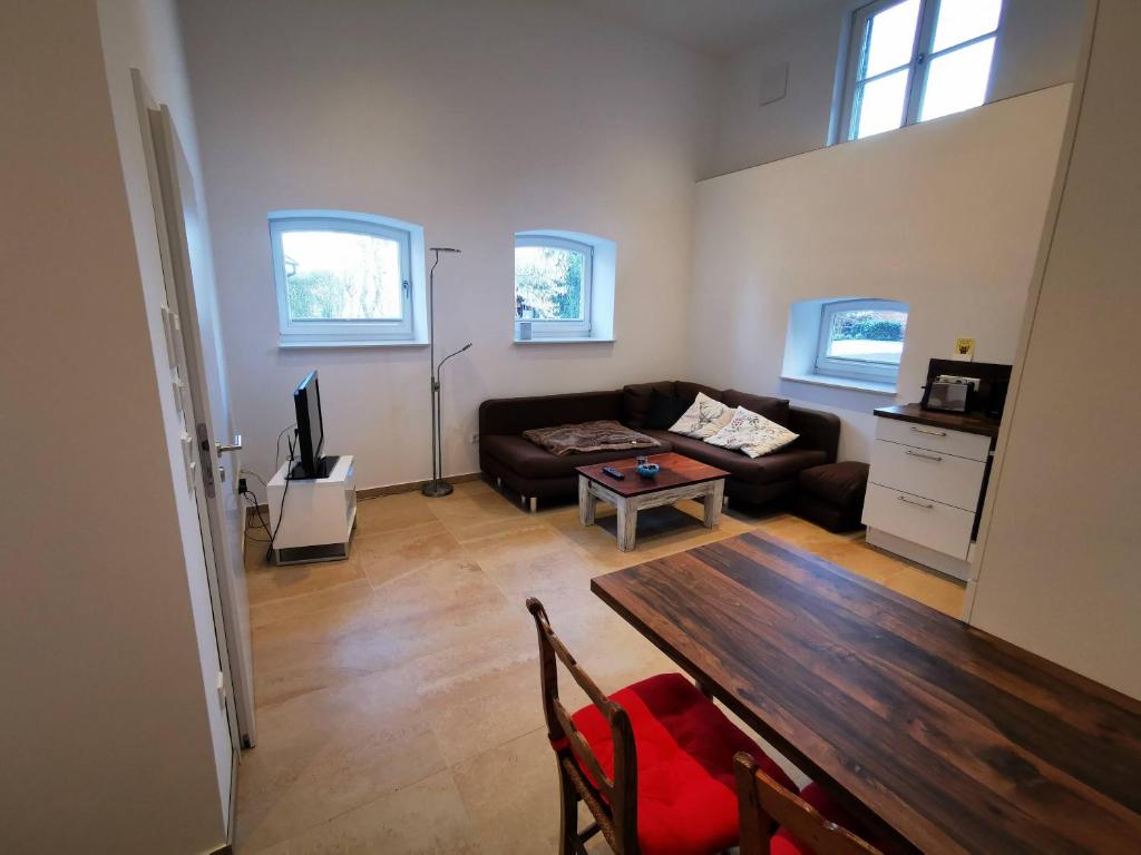 明斯特Ferienwohnung Fuchs的客厅配有沙发和桌子