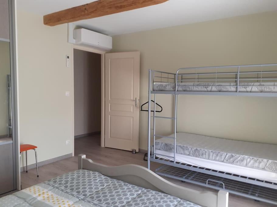 SazillyLe Gîte de Martine et Marc的一间卧室配有两张双层床。
