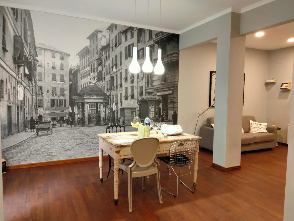 热那亚Casa di Ravecca的一间拥有城墙壁画的用餐室