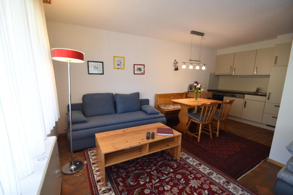 阿罗萨Chalet Christina 7的客厅配有蓝色的沙发和桌子