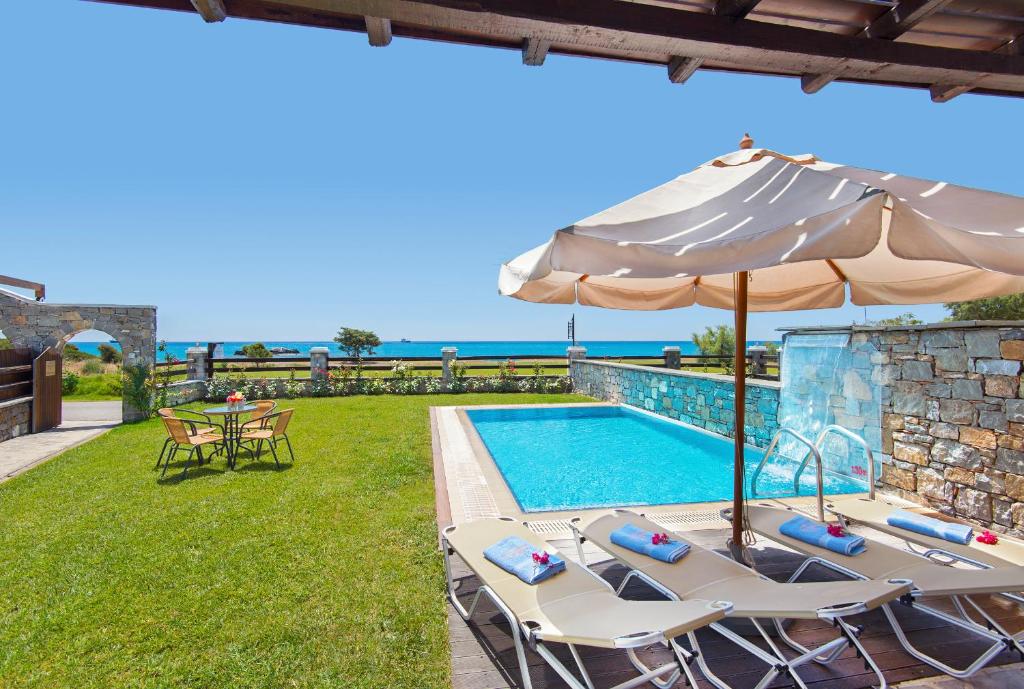 吉奥塔略地平线别墅酒店的一座带游泳池和遮阳伞的别墅