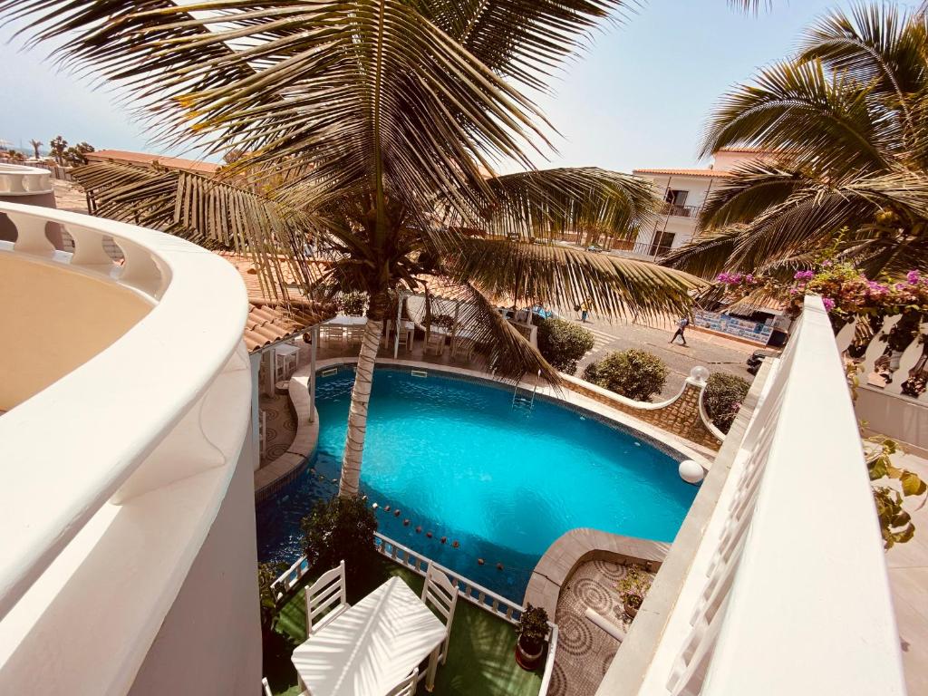 圣玛丽亚Hotel NHATERRA的从度假村的阳台可欣赏到游泳池的景色