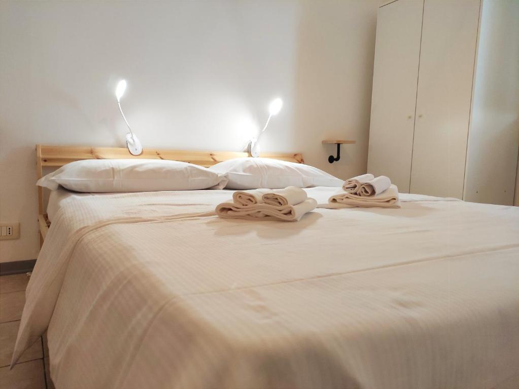 San VittorinoAirport Inn Preturo Affittacamere的一张白色的大床,带两条毛巾