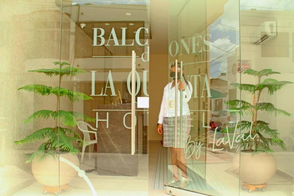 里奥阿查Balcones de la Quinta的站在商店橱窗前的女人