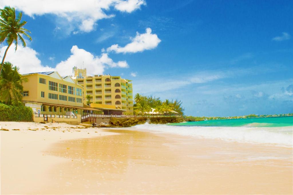 基督教堂市Barbados Beach Club Resort - All Inclusive的拥有部分建筑和海洋的海滩