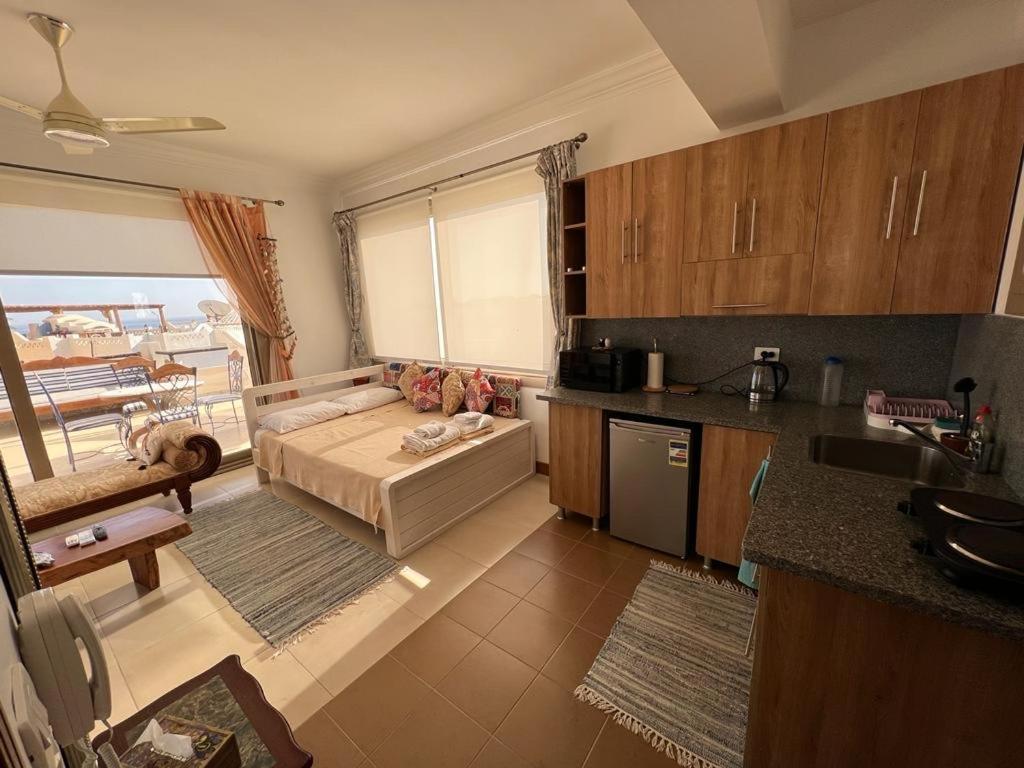 沙姆沙伊赫Villa D60的一间厨房和一个客厅,客厅配有沙发