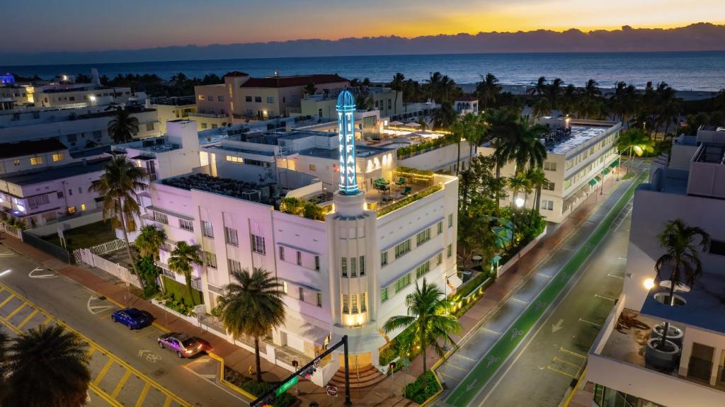 迈阿密海滩The Tony Hotel South Beach的夜晚城市的空中景观