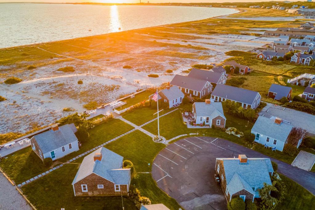 北特鲁罗Sandbars Inn - Beachside Cottage的水边家的空中景观