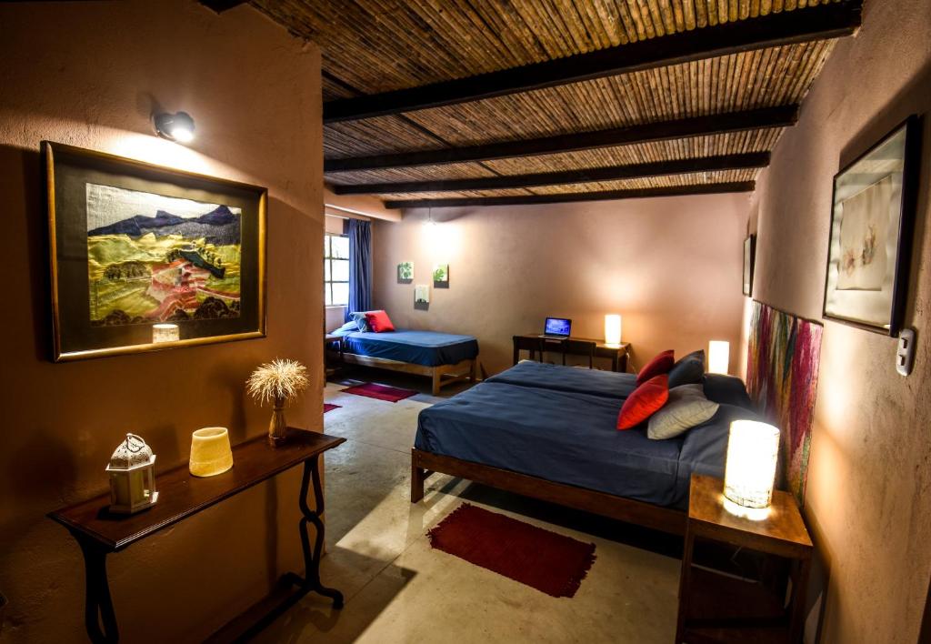 塔拉波托Casa Capirona 2 - Laguna Azul的一间卧室配有一张床和一个沙发