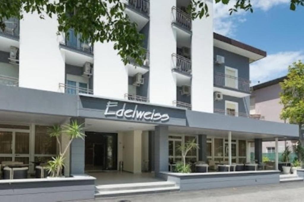 里乔内Hotel Edelweiss Riccione的公寓大楼,上面有读取leblanc住宅的标志