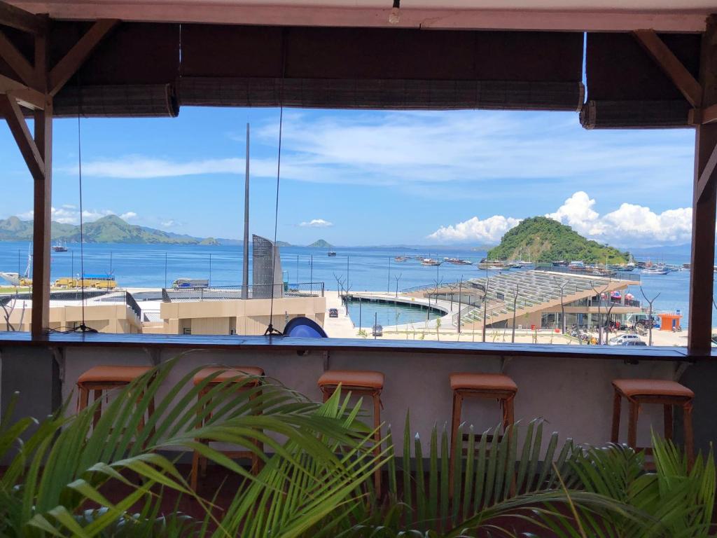 纳闽巴霍蔚蓝海洋酒店的从大楼欣赏到码头的景色