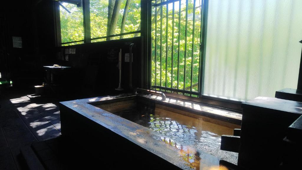 小樽温克尔山林小屋的窗户客房内的浴缸