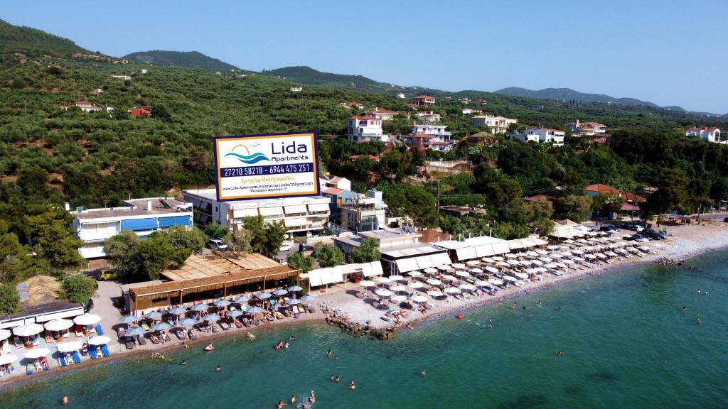 卡拉马塔Lida Apartments的享有海滩的空中景致,配有遮阳伞和海洋