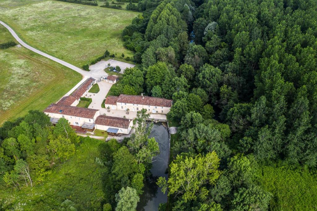 Saint-AndréMoulin de Prézier的树林中房屋的空中景观