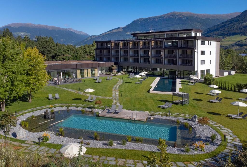 普拉托·阿罗·斯泰尔维奥花园公园酒店的一座带大型游泳池和大楼的度假村