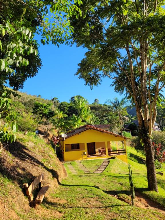 多明戈斯马丁斯Espaço inteiro: Casa de campo nas montanhas的山边的黄色房子