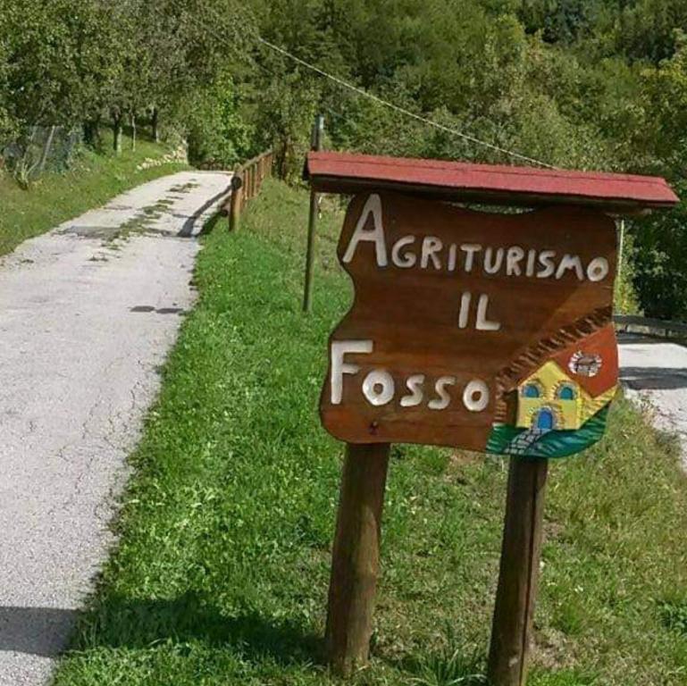 库蒂利亚诺Agriturismo il fosso的路旁的标志