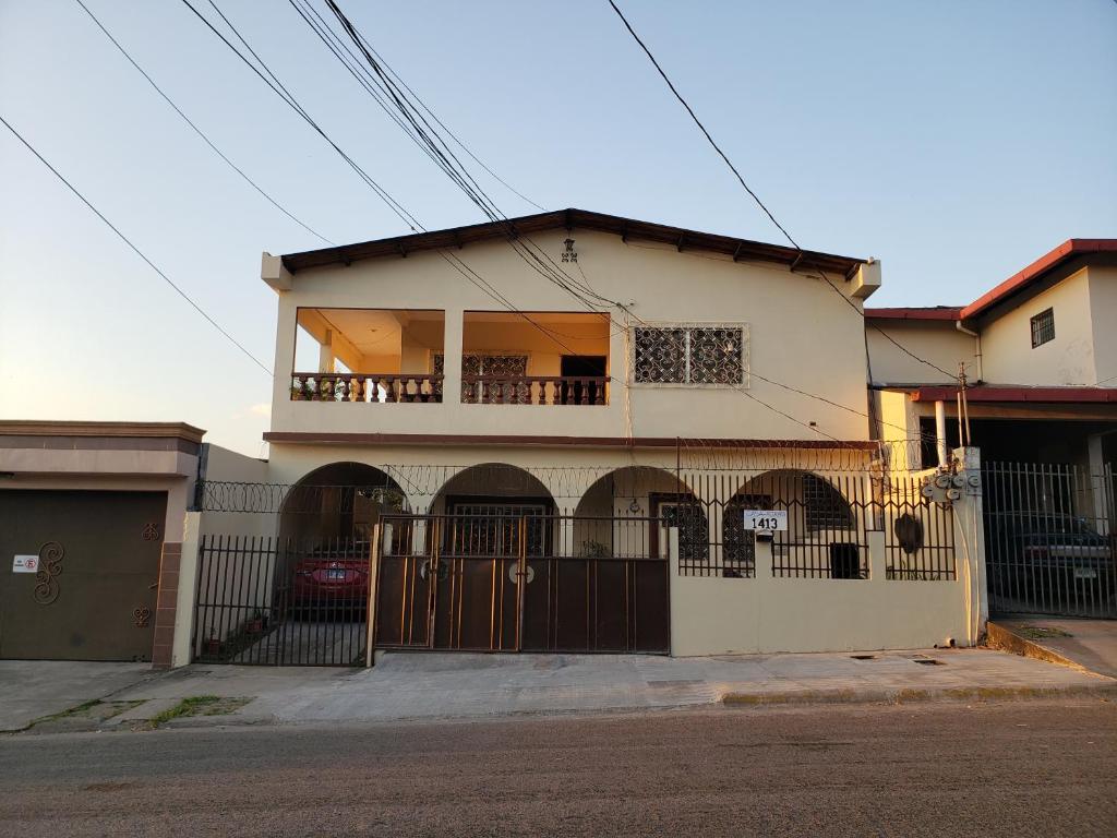 圣佩德罗苏拉Casa Altamira的带阳台的房子